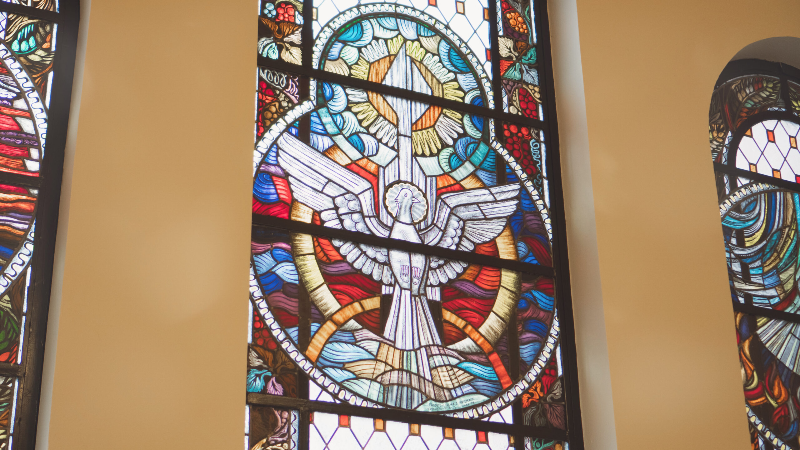 Foto de vitral do Espírito Santo em Aparecida