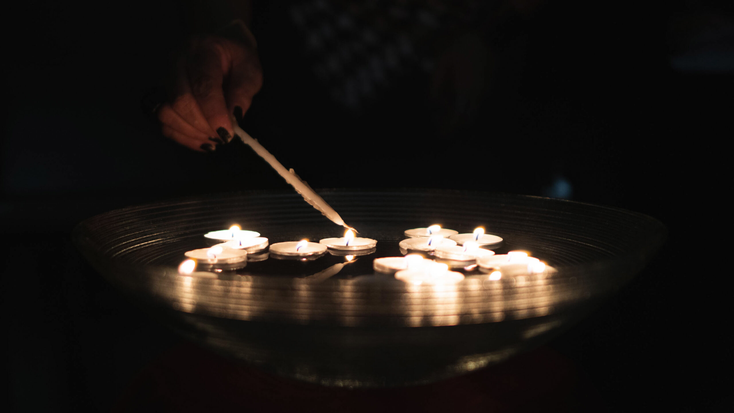 Foto de velas de oração no escuro
